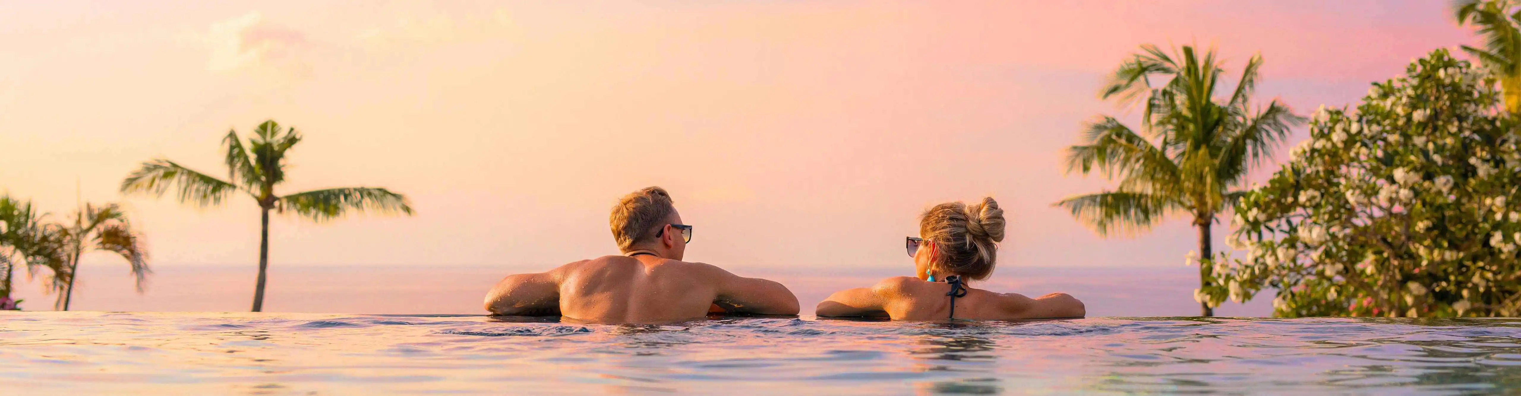 Headerimage: Couple in pool looking towards sea